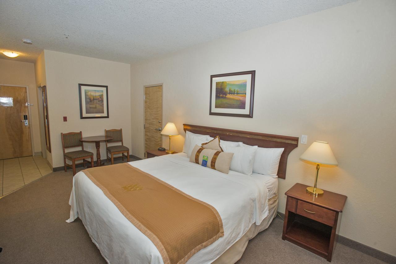 Lakeview Inns & Suites - Chetwynd Экстерьер фото
