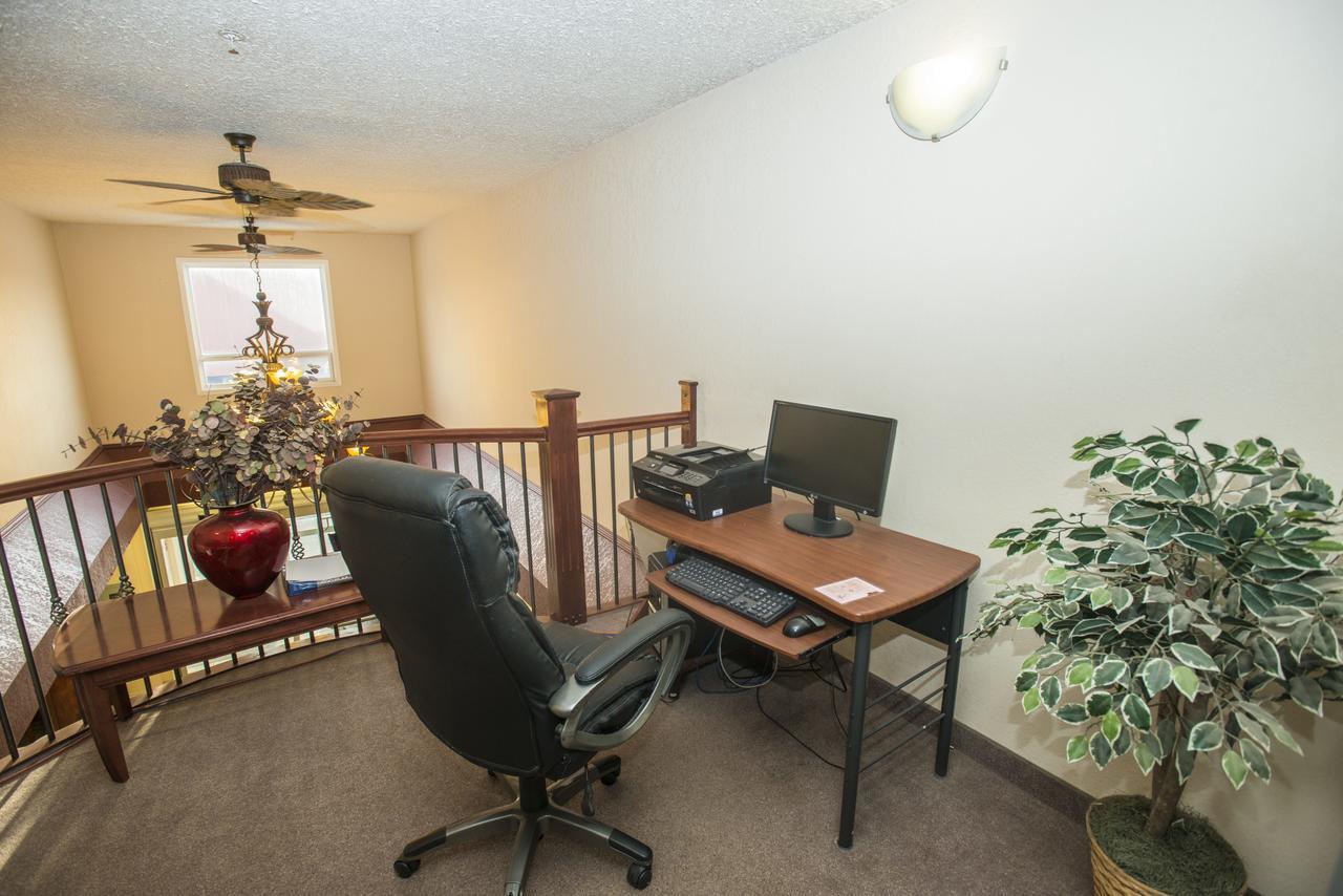 Lakeview Inns & Suites - Chetwynd Экстерьер фото