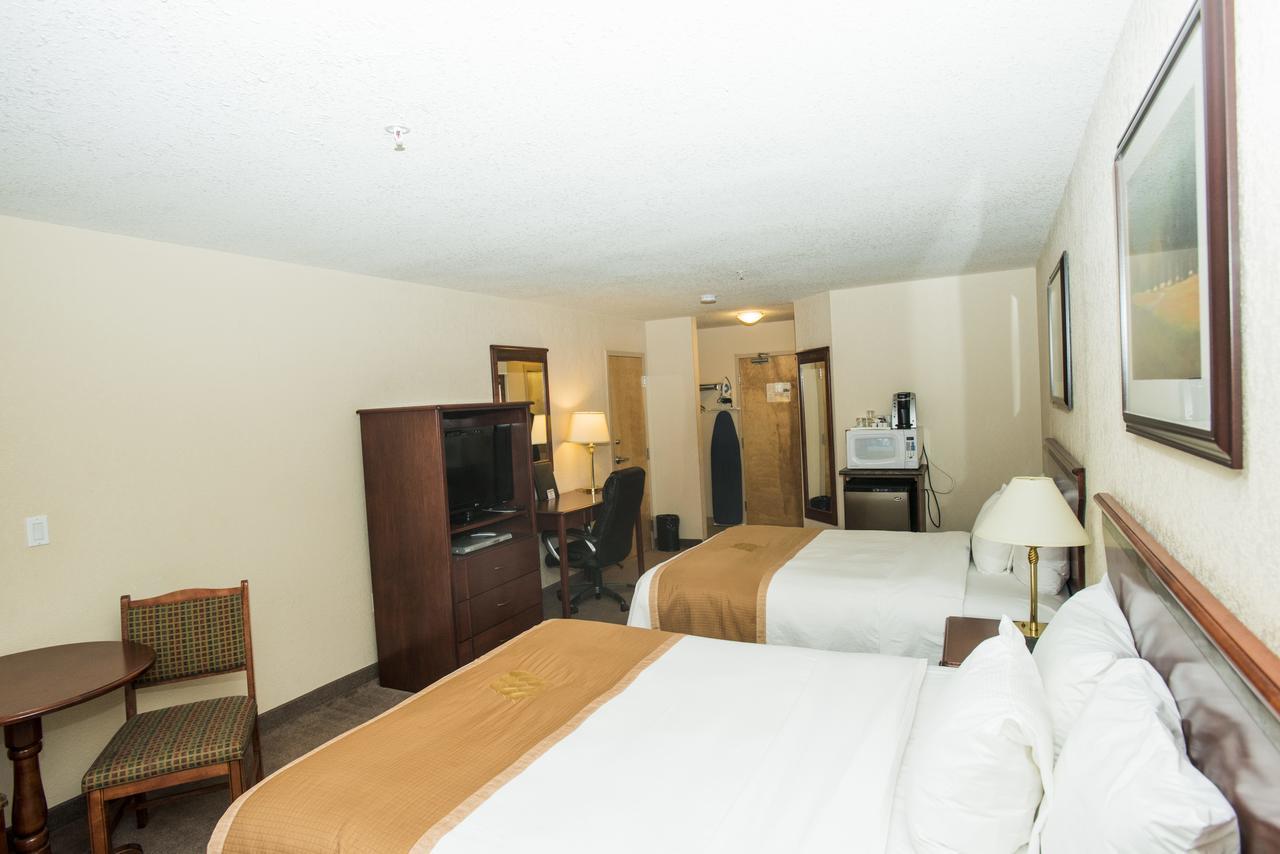 Lakeview Inns & Suites - Chetwynd Экстерьер фото