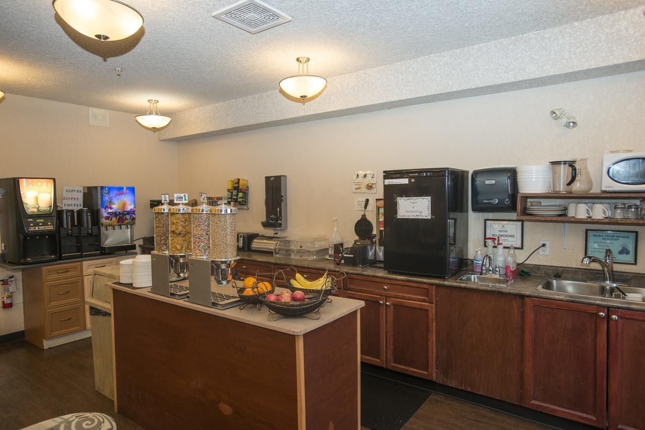 Lakeview Inns & Suites - Chetwynd Экстерьер фото
